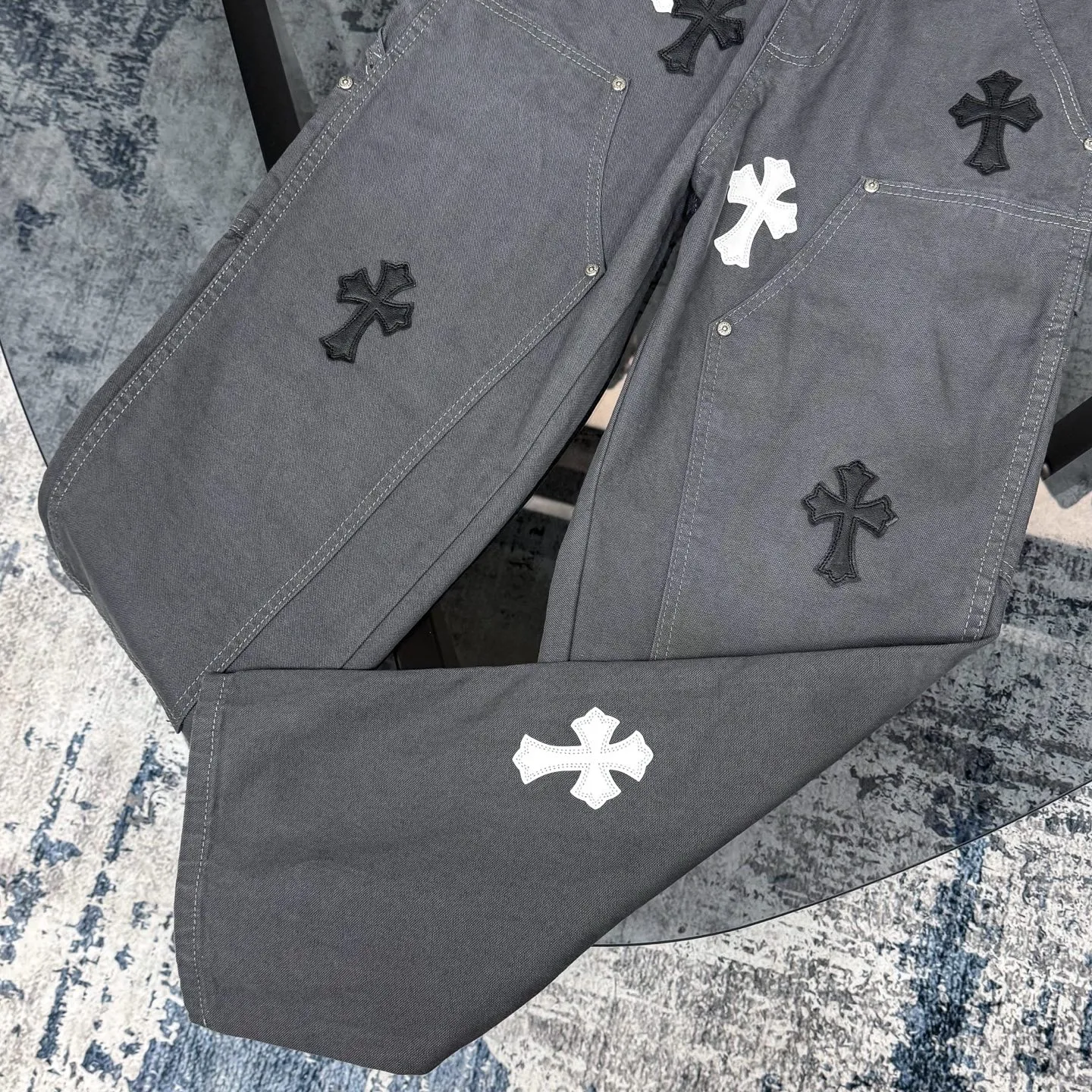 P280 Chrome hearts Cross patch leather jeans workwear logging pants Chrome hearts logging pants are here! ! ! CH Croix Heart Double Knee Cross Patch Leather Bo1 Style Logging Pants Straight-leg Work Pants B136 Croix Heart Cross Sanskrit Overalls Price 34W Level, patchwork cross pattern embellishment, high-waisted washed jeans! ! Absolutely high-end luxury products, 1.9W level god-level single products, super popular products, made by top heavy industry, not to be missed. About Zangyin, this is an extremely luxurious fashion brand, which can also be called the nobles of the high street. It has always been an exclusive brand of some hipsters or rich second generation. Compared with ordinary high streets, it is more luxurious and noble. Compared with luxury brands, it has a more fashionable personality and has always been a brand that I have a special liking for. Imported yarn is custom-woven into a high-density twill canvas, which ensures a crisp silhouette while also making the fabric feel very delicate. It follows the B01 classic silhouette, with a crisp and stylish upper body. The ready-made garments are stone-ground and fermented and can be matched with any style. Buttons and zinc are washed with genuine YKK retro metal products. Double-layered canvas on the front. Perfect details. All hardware is perfect. Size: s-XXL Color: Gray